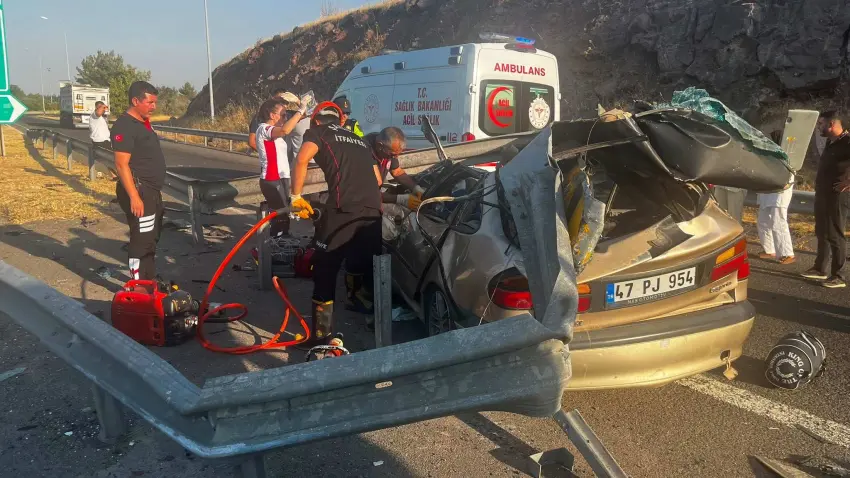 Otomobil bariyerlere saplandı! 1 ölü, 1 ağır yaralı haberinin görseli