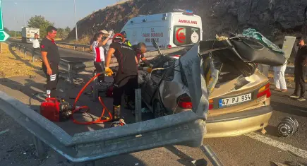 Otomobil bariyerlere saplandı! 1 ölü, 1 ağır yaralı