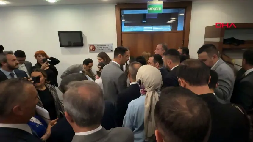 TBMM'de çerçeve yasa görüşmesi öncesi gerginlik! Komisyon salonu önünde tansiyon yükseldi haberinin görseli
