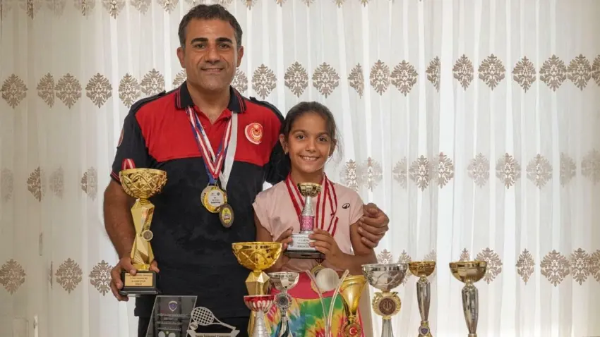 Yangında hayat kurtarıyor, kortta kızının hayallerine koşuyor: İtfaiyeci babanın örnek başarı öyküsü haberinin görseli