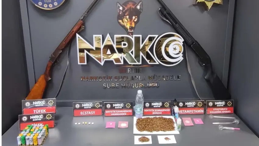 Zehir tacirlerine eş zamanlı darbe! Adreslerden cephanelik ve uyuşturucu çıktı haberinin görseli
