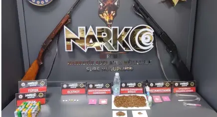 Zehir tacirlerine eş zamanlı darbe! Adreslerden cephanelik ve uyuşturucu çıktı