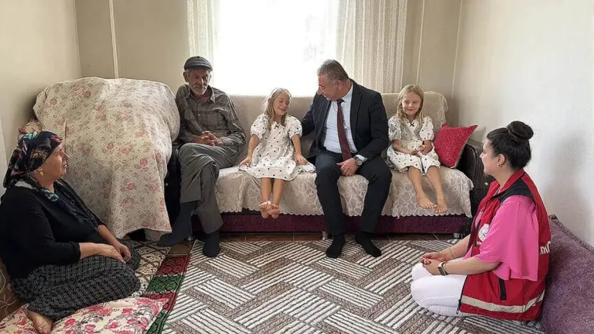 34 yıllık hasret ikizlerle son bulmuştu: Bakanlık Anıtkabir pozuyla gündeme gelen aile için harekete geçti! haberinin görseli
