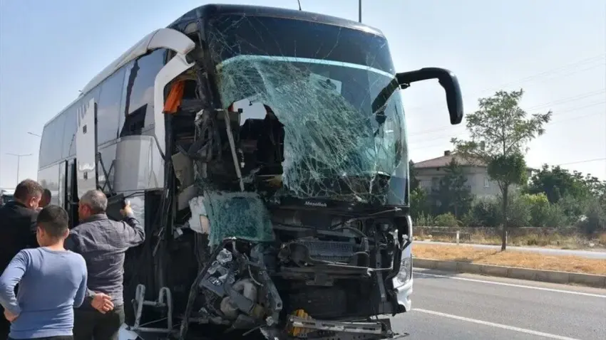 Afyonkarahisar’da feci kaza: 1 ölü, 15 yaralı
