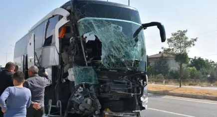 Afyonkarahisar’da feci kaza: 1 ölü, 15 yaralı