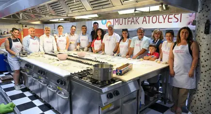Bornovalı muhtarlara mutfakta keyifli mola