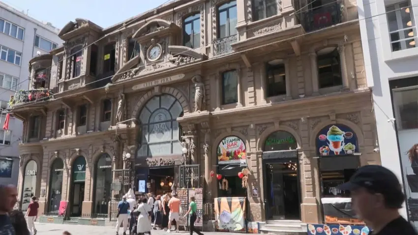 Çiçek Pasajı'nda tabela tartışması: Tarihi yapıları reklam yüzeyi olarak kullanamazsınız haberinin görseli