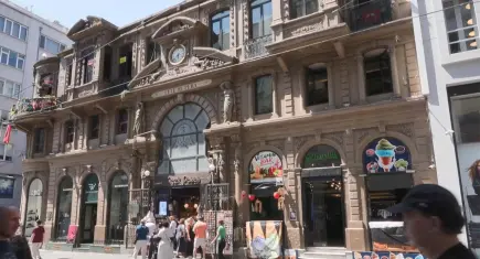 Çiçek Pasajı'nda tabela tartışması: Tarihi yapıları reklam yüzeyi olarak kullanamazsınız