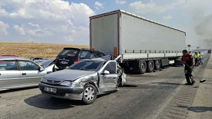 Görüş mesafesi sıfıra düştü! Afyonkarahisar-Antalya yolu üzerinde 13 araçlık zincirleme kaza  