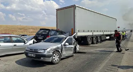 Görüş mesafesi sıfıra düştü! Afyonkarahisar-Antalya yolu üzerinde 13 araçlık zincirleme kaza  