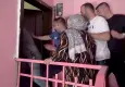İki çocuğunu balkonda alıkoyan baba gözaltına alındı