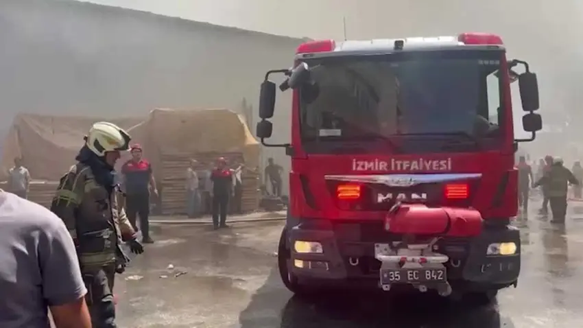İzmir’de hurda süngerlerin bulunduğu iş yerinde yangın haberinin görseli