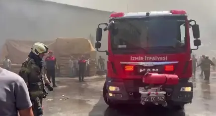 İzmir’de hurda süngerlerin bulunduğu iş yerinde yangın