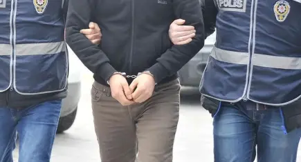 İzmir’de narkotik baskını: Çok sayıda silah ve uyuşturucu ele geçirildi