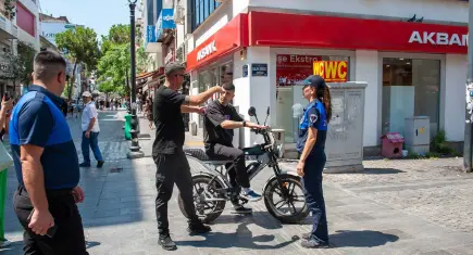 Karşıyaka Çarşısı’nda araç denetimleri sıklaştırıldı