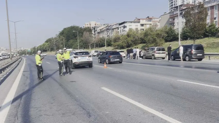 TEM Otoyolu'nda zincirleme kaza: 10 araç birbirine girdi haberinin görseli
