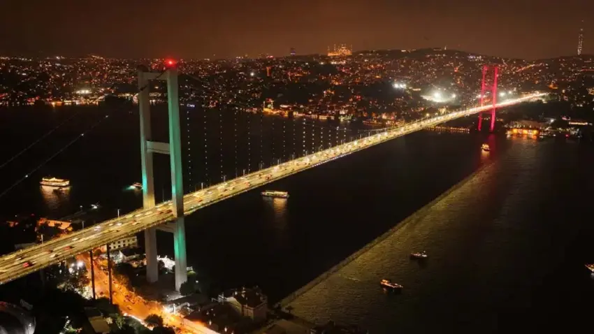 15 Temmuz Şehitler Köprüsü'ne Mekke Anlaşması'na özel ışıklandırma haberinin görseli
