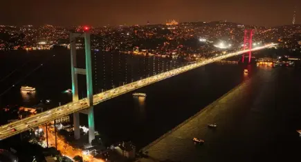 15 Temmuz Şehitler Köprüsü'ne Mekke Anlaşması'na özel ışıklandırma