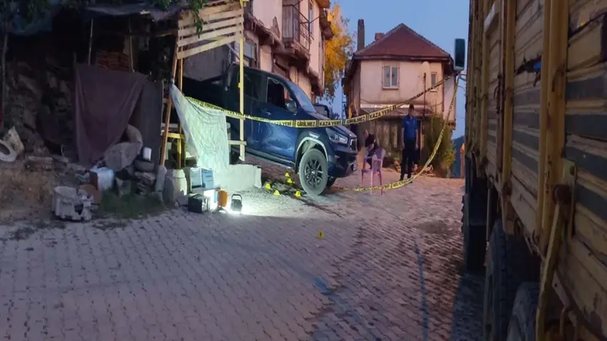 Afyonkarahisar’da kanlı husumet: Evin önüne gelen iki genç kurşunların hedefi oldu haberinin görseli