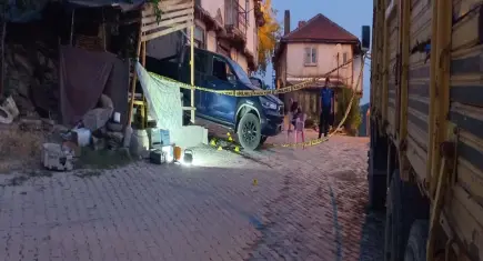 Afyonkarahisar’da kanlı husumet: Evin önüne gelen iki genç kurşunların hedefi oldu