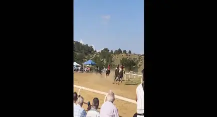 At yarışlarında dehşet anları: Çarpışan atlar öldü