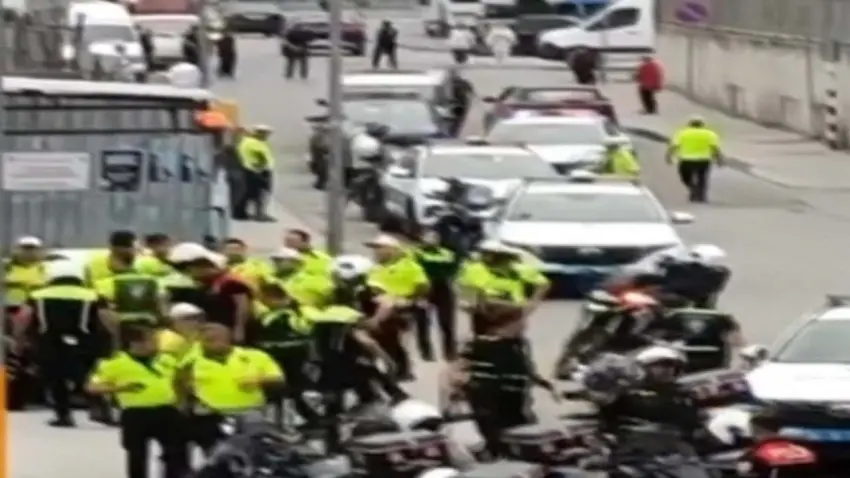 Polise bıçakla saldırı kamerada: Ayağından vurularak yakalandı haberinin görseli