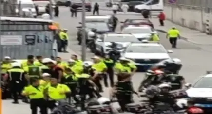 Polise bıçakla saldırı kamerada: Ayağından vurularak yakalandı