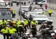 Polise bıçakla saldırı kamerada: Ayağından vurularak yakalandı