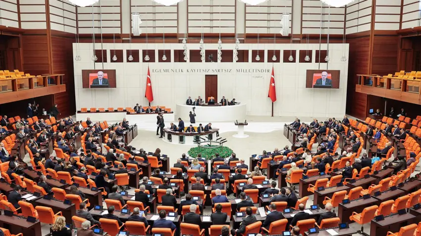 Suça sürüklenen çocuklara ilişkin düzenlemeleri içeren kanun teklifi TBMM'de kabul edildi haberinin görseli