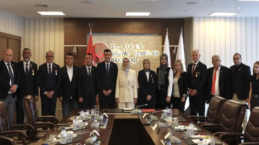 Bakan Göktaş, şehit aileleri ve gazilerle bir araya geldi haberinin görseli