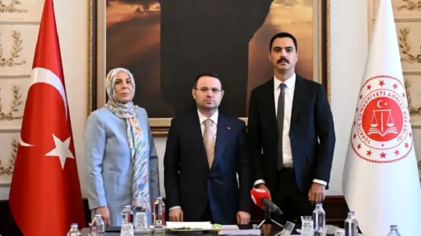 Bakan Gürlek, Muhsin Yazıcıoğlu'nun ailesiyle görüştü haberinin görseli
