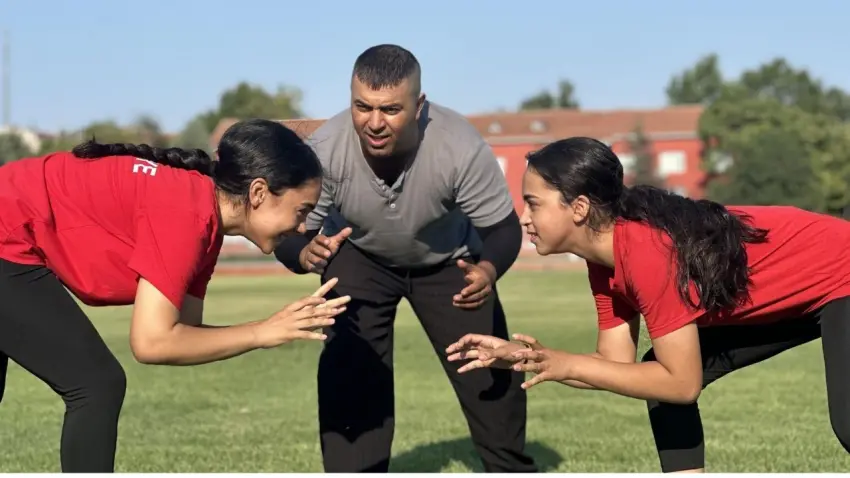Dangal filmiyle başlayan güreş tutkusu: İki kız kardeş 3 yılda 5 kez Türkiye şampiyonu oldu haberinin görseli