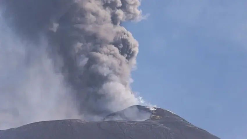 Etna Yanardağı patladı! İtalya'da kül bulutu uçuşları vurdu haberinin görseli