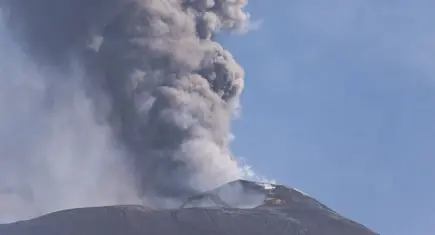 Etna Yanardağı patladı! İtalya'da kül bulutu uçuşları vurdu