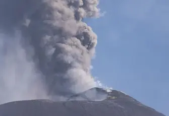 Etna Yanardağı patladı! İtalya'da kül bulutu uçuşları vurdu