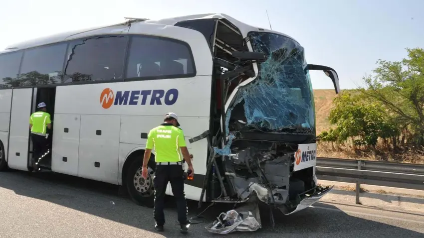 Manisa’da yolcu otobüsü kamyona çarptı! Ölü ve yaralılar var haberinin görseli
