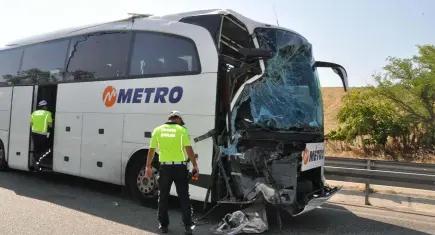 Manisa’da yolcu otobüsü kamyona çarptı! Ölü ve yaralılar var