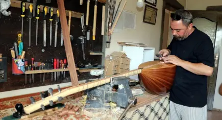 Televizyonda gördüğü bağlamayı 12 yaşında yaptı, şimdi siparişleri Avrupa’ya gidiyor