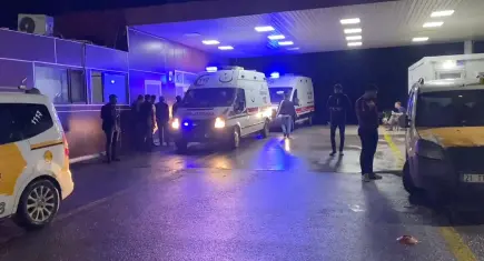 Boş arazide boğazından bıçaklanmış halde bulunan kişi hastanede hayatını kaybetti