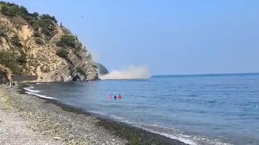 Bursa’da heyelan: Kaya parçaları denize yuvarlandı, tatilciler tehlikeye burun buruna geldi! haberinin görseli