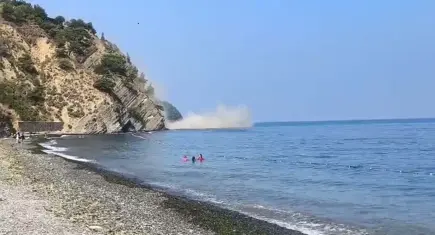 Bursa’da heyelan: Kaya parçaları denize yuvarlandı, tatilciler tehlikeye burun buruna geldi!
