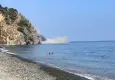 Bursa’da heyelan: Kaya parçaları denize yuvarlandı, tatilciler tehlikeye burun buruna geldi!