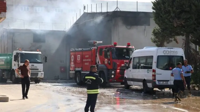 Gaziantep'te tekstil fabrikasında yangın: Ekipler seferber oldu  haberinin görseli