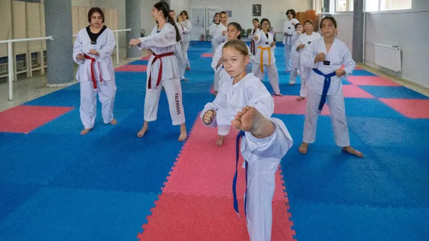 İzmir’de çocuklar tekvando ile hem öğreniyor hem eğleniyor