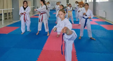 İzmir’de çocuklar tekvando ile hem öğreniyor hem eğleniyor