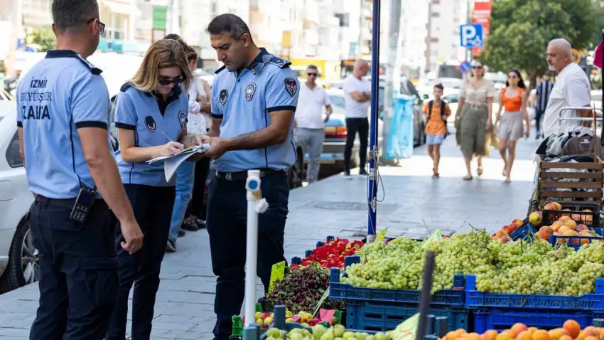 İzmir’de kaldırımları işgal eden işletmelere sıkı denetim haberinin görseli
