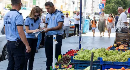 İzmir’de kaldırımları işgal eden işletmelere sıkı denetim
