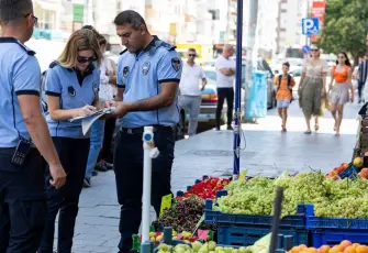 İzmir’de kaldırımları işgal eden işletmelere sıkı denetim