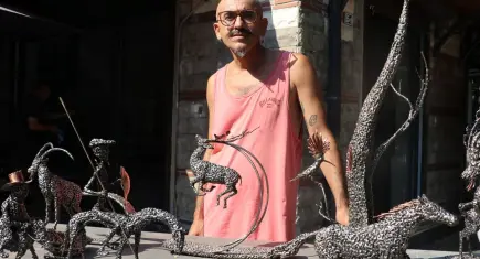 Metalleri eritip heykele dönüştürüyor