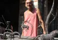 Metalleri eritip heykele dönüştürüyor
